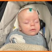 Padiau bach gludiog ar fabi tra mae’n cysgu