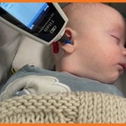 Gwirio i weld a oes hylif yn y glust, gan ddefnyddio eicon bach meddal yn rhan allanol clust eich babi, a chofnodi’r canlyniad ar beiriant.