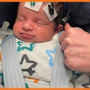 Caiff dyfais sŵn fach ei rhoi tu ôl i glust(iau) eich babi i wirio a yw clustiau mewnol y babi yn ymateb i sŵn.