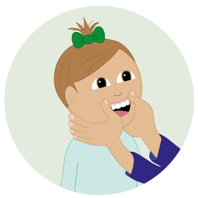 Mae oedolyn yn codi gwefus uchaf plentyn bach sy’n gwenu, yn ysgafn i wirio ei ddannedd blaen uchaf. Mae hyn yn rhan o'r asesiad iechyd y geg “Codi’r Wefus” sy’n cael ei ddefnyddio i adnabod arwyddion cynnar o bydredd dannedd mewn plant cyn-ysgol.