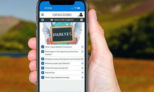Llaw yn dal ffôn sy’n darllen: “Diabetes”. Hand holding phone reads: "Diabetes"
