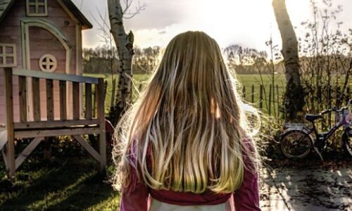 Menyw ifanc yn wynebu i ffwrdd. Young woman facing away