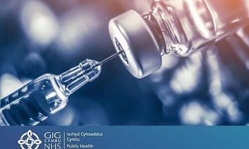 Nodwydd yn tynnu hylif o gynhwysydd. Needle extracting fluid from container