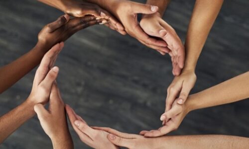 Dwylo’n ffurfio cylch. Hands forming a circle